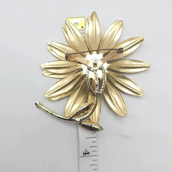 Vintage Gold-Tone Enamel Textured Daisy Flower Brooch Pin - Picture 4 of 4